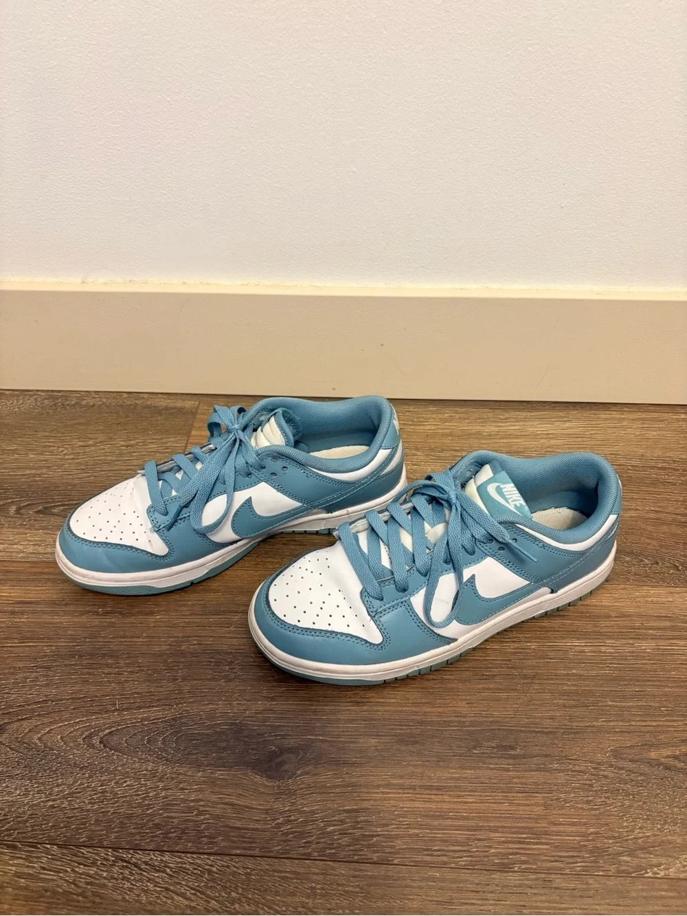 Nike Kids Low-Top Sneakers in Retro Blue and White - Picture 2 of 4